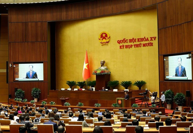 New Chief Justice of the Supreme People’s Court Nguyen Van Quang takes the oath of office at the 15th National Assembly&apos;s 10th session. (Photo: VNA)