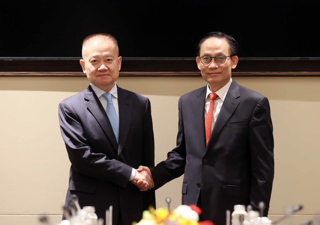 Politburo member and Minister of Foreign Affairs Le Hoai Trung (R) holds talks with Liu Haixing, member of the Communist Party of China (CPC) Central Committee and head of its International Department, and special envoy of CPC General Secretary and President of China Xi Jinping in Ha Noi on January 30 (Photo: VNA)