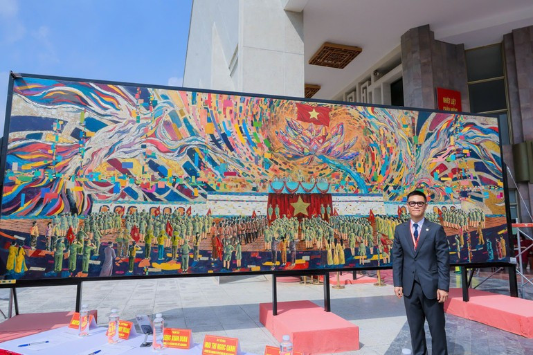 Artist Chu Nhat Quang stands beside his work “President Ho Chi Minh reading the Declaration of Independence”, which has just been recognised by the Guinness World Records as the world’s largest unjoined lacquer painting. b2.jpg