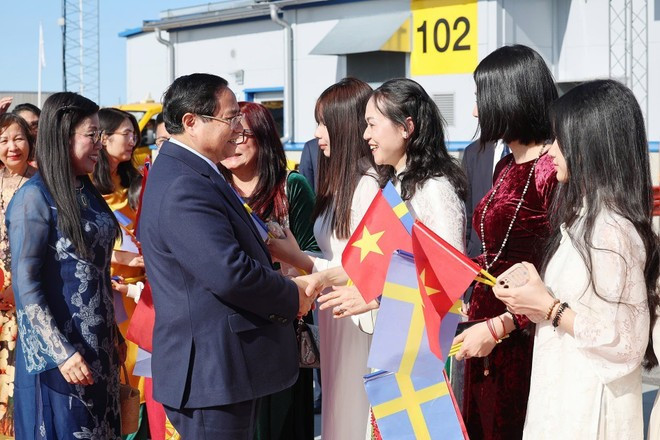 Embassy staff and members of the Vietnamese community in Sweden bid farewell to Prime Minister Pham Minh Chinh and his spouse at Arlanda International Airport in Stockholm. (Photo: VNA Embassy staff and members of the Vietnamese community in Sweden bid farewell to Prime Minister Pham Minh Chinh and his spouse at Arlanda International Airport in Stockholm. (Photo: VNA