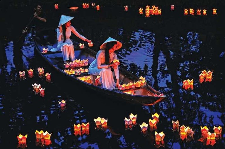 Gunaratne Madugoralage Thejapriya Bandu (Sri Lanka) Floating of lanterns at dusk. t10.jpg