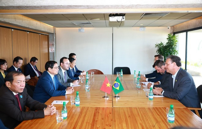 PM Pham Minh Chinh (second, left) receives Brazilian Minister of Agriculture Carlos Fávaro. (Photo: VNA) PM Pham Minh Chinh (second, left) receives Brazilian Minister of Agriculture Carlos Fávaro. (Photo: VNA)