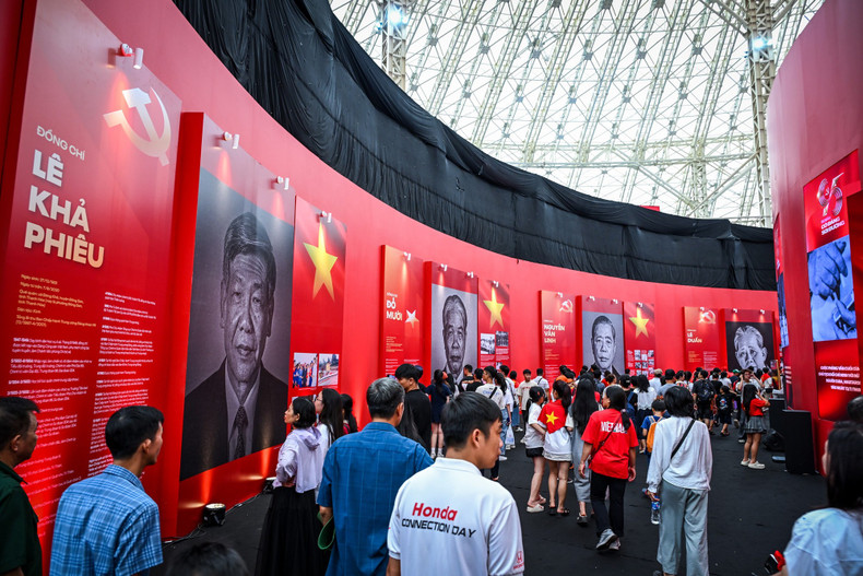Large numbers of people visit the exhibition space in Dong Anh, Ha Noi, to experience the vivid displays introducing President Ho Chi Minh and the General Secretaries of the Communist Party of Viet Nam through different eras. p19.jpg
