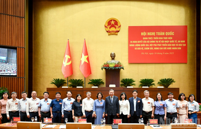 Party General Secretary To Lam with delegates attending the event.