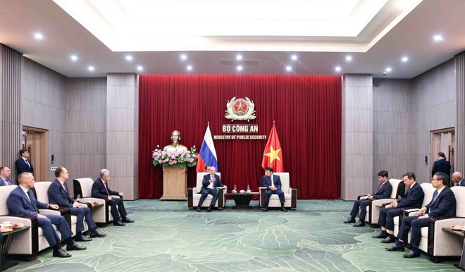 Minister of Public Security Gen. Luong Tam Quang (right) hosts a reception in Ha Noi on September 16 for Nikolai Patrushev, Aide to the President of Russia and Chairman of the Maritime Board. (Photo: VNA) Minister of Public Security Gen. Luong Tam Quang (right) hosts a reception in Ha Noi on September 16 for Nikolai Patrushev, Aide to the President of Russia and Chairman of the Maritime Board. (Photo: VNA)