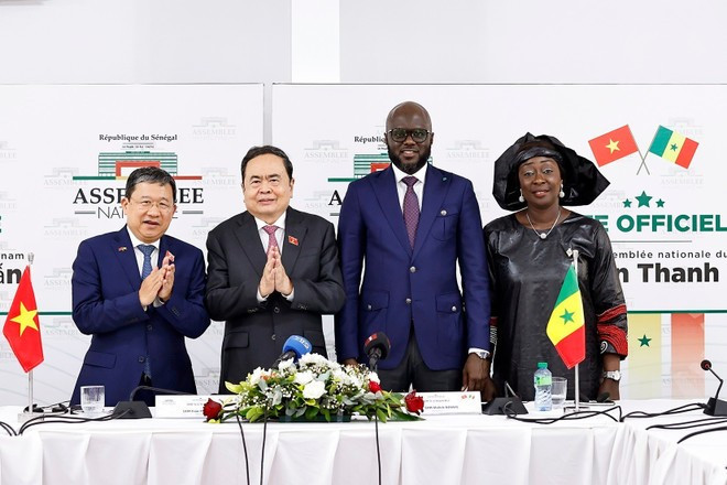 At the announcement ceremony of the Viet Nam–Senegal Parliamentary Friendship Group. NA Chairman Tran Thanh Man (second from the left). (Photo: VNA) At the announcement ceremony of the Viet Nam–Senegal Parliamentary Friendship Group. NA Chairman Tran Thanh Man (second from the left). (Photo: VNA)