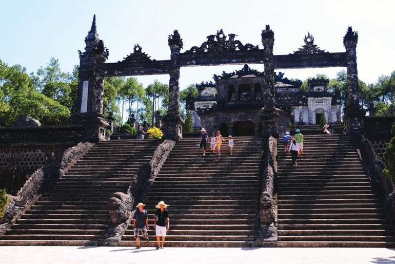 Nguyen An Thi (USA) Tourists visit Khai Dinh Tomb. t13.jpg