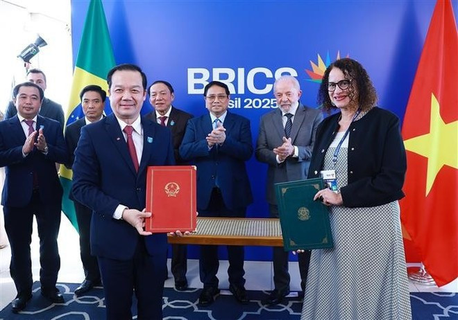 The two leaders witness the exchange of the MoU between the Vietnamese Ministry of Science and Technology and the Brazilian Ministry of Science, Technology and Innovation. (Photo: VNA) The two leaders witness the exchange of the MoU between the Vietnamese Ministry of Science and Technology and the Brazilian Ministry of Science, Technology and Innovation. (Photo: VNA)