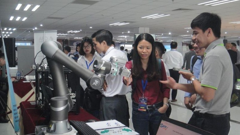 Enterprises in Ho Chi Minh City are “thirsty” for high-quality labour in emerging industries (Businesses showcase robots for production lines). dao2.jpg