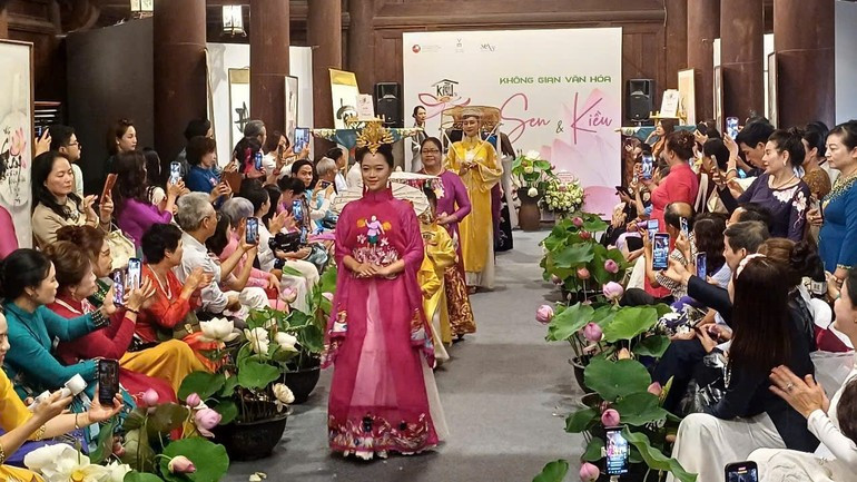 Ao aai collection by designer Lan Huong sen3.jpg