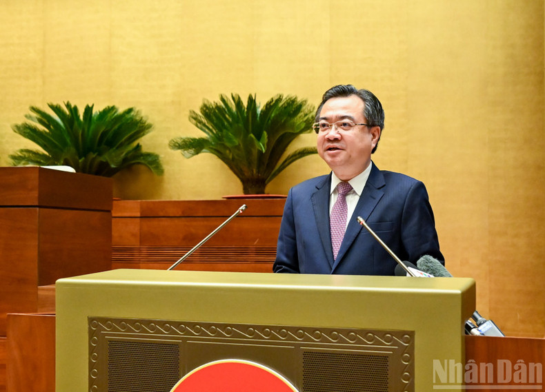 Nguyen Thanh Nghi, Central Committee member and Head of the Central Committee for Policy and Strategy, presents the thematic report “Key content of Resolution No. 70-NQ/TW, dated August 20, 2025, of the Politburo on ensuring national energy security to 2030, with a vision to 2045, and the Action Programme for the implementation of Resolution No. 70-NQ/TW”.