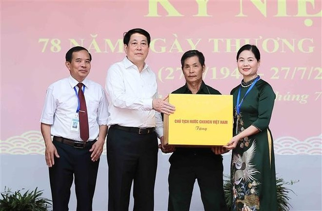President Luong Cuong presents gifts to the Duy Tien War Invalids Nursing Centre. (Photo: VNA) President Luong Cuong presents gifts to the Duy Tien War Invalids Nursing Centre. (Photo: VNA)