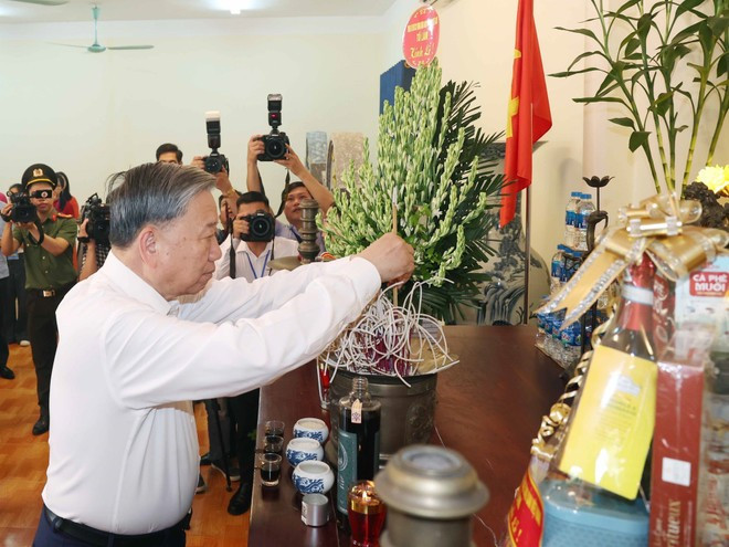 Party General Secretary To Lam offers incense in commemoration of war heroes and martyrs at the Thuan Thanh Nursing Centre for War Invalids in Ninh Xa Ward, Bac Ninh Province, on July 15, ahead of the 78th War Invalids and Fallen Soldiers' Day (July 27, 1947 – 2025). (Photo: VNA) Party General Secretary To Lam offers incense in commemoration of war heroes and martyrs at the Thuan Thanh Nursing Centre for War Invalids in Ninh Xa Ward, Bac Ninh Province, on July 15, ahead of the 78th War Invalids and Fallen Soldiers' Day (July 27, 1947 – 2025). (Photo: VNA)
