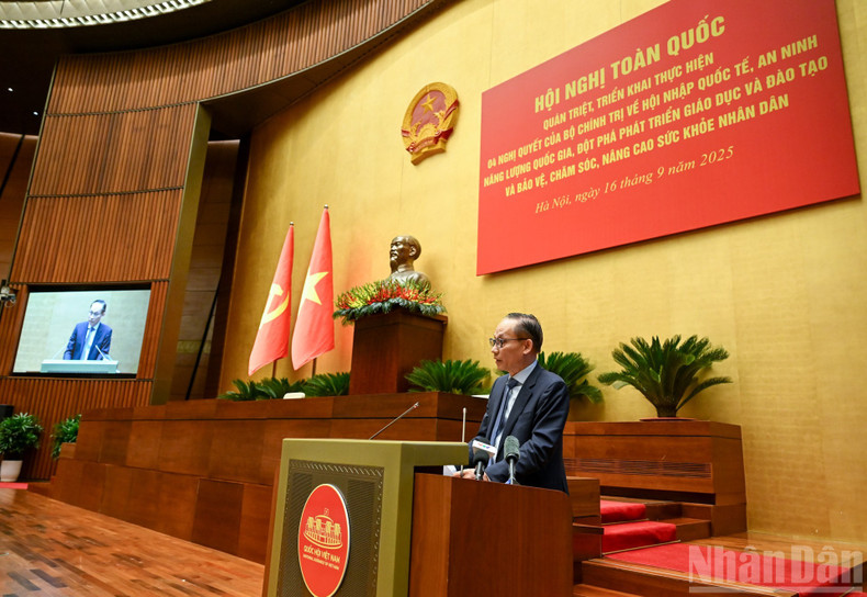 Le Hoai Trung, Party Central Committee Secretary and Acting Minister of Foreign Affairs, presents the thematic report “Key content of Resolution No. 59-NQ/TW, dated January 24, 2025, of the Politburo on international integration in the new context, and the Action Programme for the implementation of Resolution No. 59-NQ/TW”.