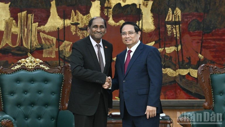 Prime Minister Pham Minh Chinh (right) receives Singaporean Ambassador to Viet Nam Jaya Ratnam at the end of his tenure. (Photo: NDO) sing.jpg