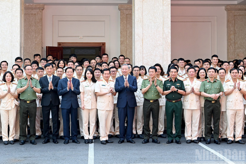 Party General Secretary To Lam and leaders of the Party and State, along with other delegates, participate in the meeting. l12.jpg