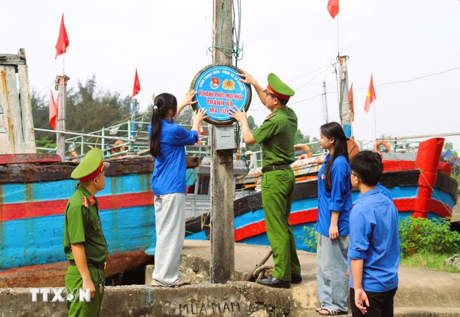 Local police force and youth union members join hands to promote a model ensuring local security and order. (Photo: VNA)