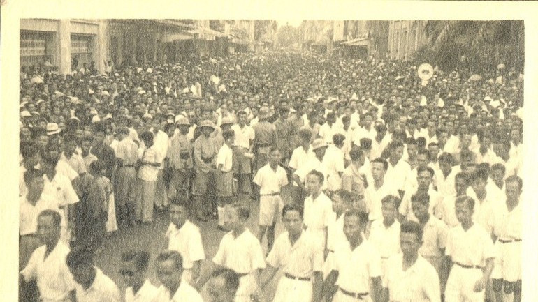 On August 17, 1945, a demonstration organised by the General Association of Civil Servants in support of the Tran Trong Kim Government turned into a Viet Minh show of force, igniting the uprising. tan3.jpg