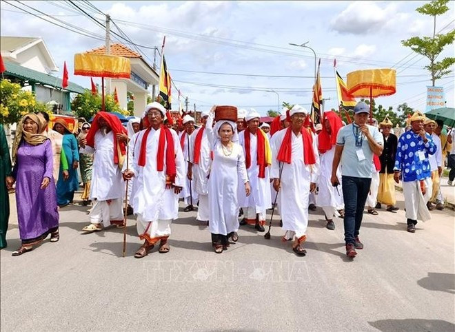 Brahman dignitaries of the Cham community lead the procession carrying the sacred costume during the Kate Festival 2025. (Photo: VNA) Brahman dignitaries of the Cham community lead the procession carrying the sacred costume during the Kate Festival 2025. (Photo: VNA)