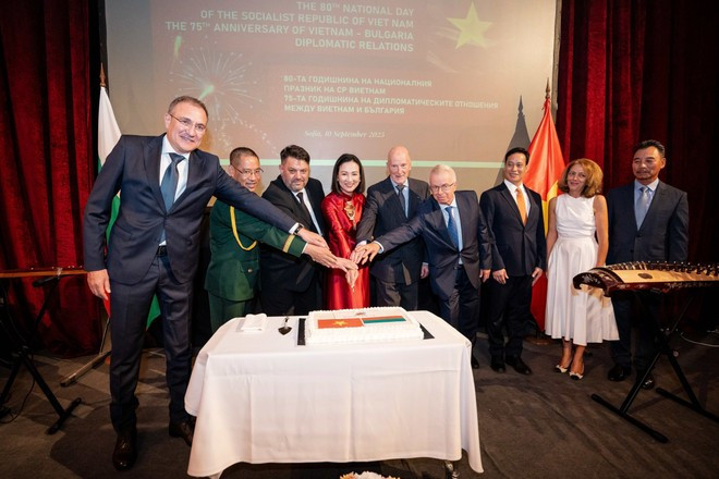 Vietnamese Ambassador Nguyen Thi Minh Nguyet (in red long dress) and officials at the event. (Photo: VNA) Vietnamese Ambassador Nguyen Thi Minh Nguyet (in red long dress) and officials at the event. (Photo: VNA)