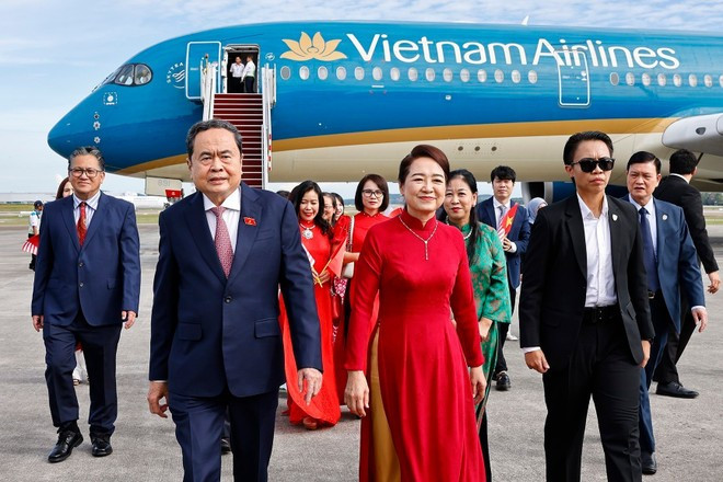 NA Chairman Tran Thanh Man and his spouse Nguyen Thi Thanh Nga at Kuala Lumpur International Airport on September 16 afternoon (Photo: VNA) NA Chairman Tran Thanh Man and his spouse Nguyen Thi Thanh Nga at Kuala Lumpur International Airport on September 16 afternoon (Photo: VNA)