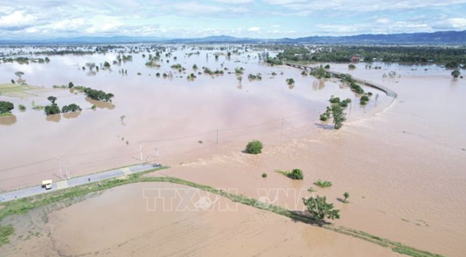 The area around Quy Duc Bridge in Ayun Pa ward, Gia Lai province, is heavily flooded, causing traffic disruptions. (Photo: VNA)