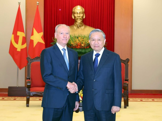 Party General Secretary To Lam (right) and Nikolai Patrusev, Aide to the President of Russia and Chairman of the Maritime Board of Russia, at the meeting in Ha Noi on September 16. (Photo: VNA) Party General Secretary To Lam (right) and Nikolai Patrusev, Aide to the President of Russia and Chairman of the Maritime Board of Russia, at the meeting in Ha Noi on September 16. (Photo: VNA)