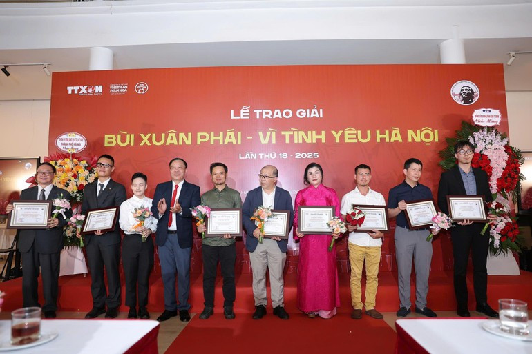Artist Chu Nhat Quang at the Bui Xuan Phai – For the Love of Ha Noi 2025 award ceremony. b4.jpg