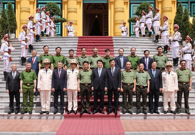 State President Luong Cuong poses for a photo with public security officers (Photo: VNA) State President Luong Cuong poses for a photo with public security officers (Photo: VNA)