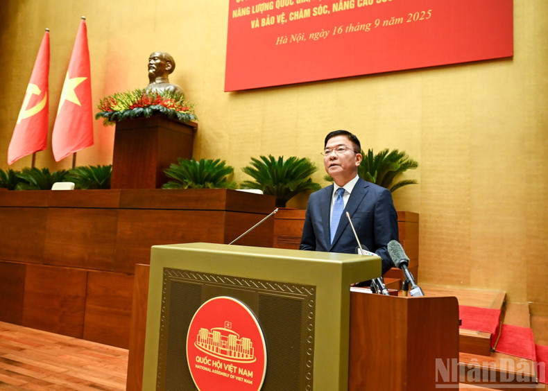 Le Thanh Long, Central Committee member and Deputy Prime Minister, delivers the thematic report “Key content of Resolution No. 72-NQ/TW, dated September 9, 2025, of the Politburo on breakthrough solutions to strengthen protection, care and improvement of the people’s health, and the Action Programme for the implementation of Resolution No. 72-NQ/TW”.