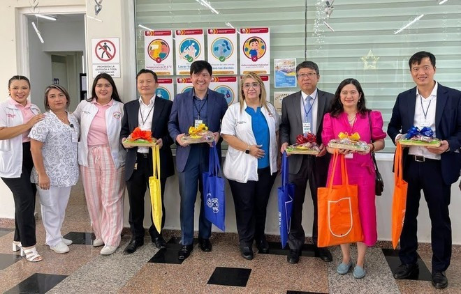 The delegation from the Vietnamese Embassy in Mexico and representatives of the Cendi preschool education system. (Photo: VNA) The delegation from the Vietnamese Embassy in Mexico and representatives of the Cendi preschool education system. (Photo: VNA)