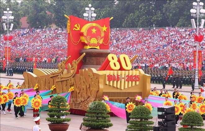 A float displaying the national emblem of the Socialist Republic of Viet Nam at the grand parade marking the 80th anniversary of the August Revolution and the National Day on September 2. (Photo: VNA)