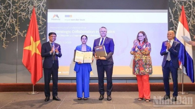 Viet Nam Maritime and Waterways Administration and STC B.V. Company (STC Next) sign a Memorandum of Understanding on cooperation in training in the field of maritime and inland waterways. (Photo: nhandan.vn)