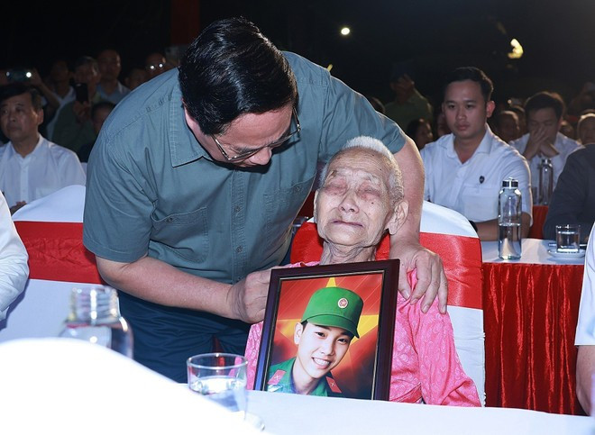 Prime Minister Pham Minh Chinh presents a AI-restored portrait of a martyr to a Vietnamese Heroic Mother (Photo: VNA) Prime Minister Pham Minh Chinh presents a AI-restored portrait of a martyr to a Vietnamese Heroic Mother (Photo: VNA)