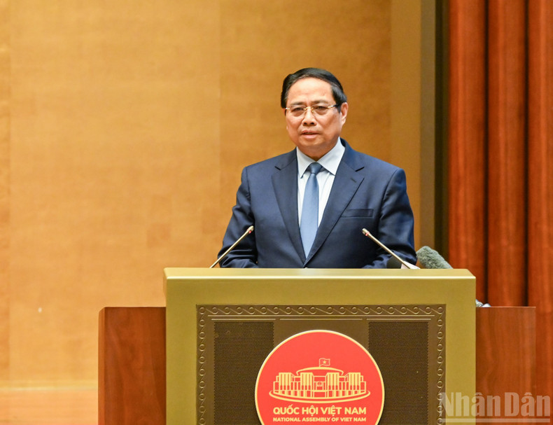Pham Minh Chinh, Politburo member and Prime Minister, presents the thematic report “Key content of Resolution No. 71-NQ/TW, dated August 22, 2025, of the Politburo on breakthroughs in education and training development, and the Action Programme for the implementation of Resolution No. 71-NQ/TW”.