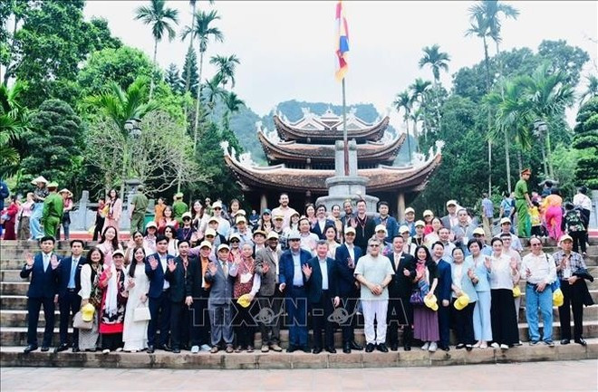 Participants of the 2026 friendship spring excursion programme in a group photo. (Photo: VNA)