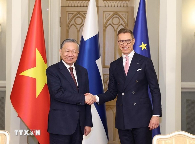 Party General Secretary To Lam (L) shakes hands with Finnish President Alexander Stubb after the signing ceremony. (Photo: VNA) Party General Secretary To Lam (L) shakes hands with Finnish President Alexander Stubb after the signing ceremony. (Photo: VNA)