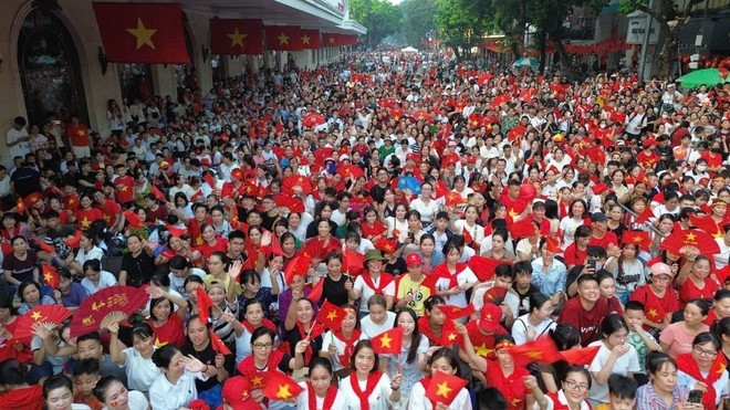 People in Ha Noi are excited about the grand parade commemorating the 80th anniversary of the August Revolution and the National Day. (Photo: VNA)