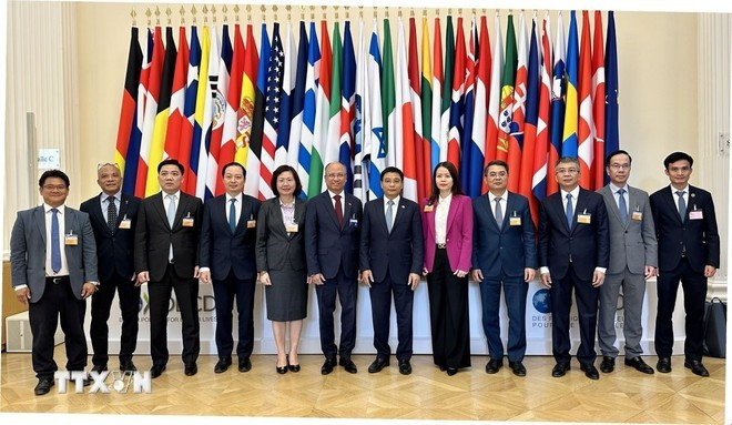 The Vietnamese delegation to the OECD Ministerial Council Meeting (MCM) 2025 (Photo: VNA) The Vietnamese delegation to the OECD Ministerial Council Meeting (MCM) 2025 (Photo: VNA)