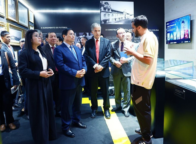 PM Pham Minh Chinh and his spouse Le Thi Bich Tran visit the traditional room of the Vasco da Gama Football Club. (Photo: VNA) PM Pham Minh Chinh and his spouse Le Thi Bich Tran visit the traditional room of the Vasco da Gama Football Club. (Photo: VNA)