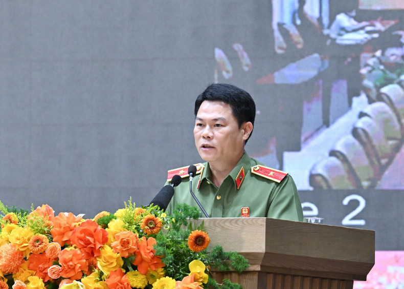 Nguyen Huu Manh, Director of the Ninh Binh Provincial Police Department, presents a report. l8.jpg