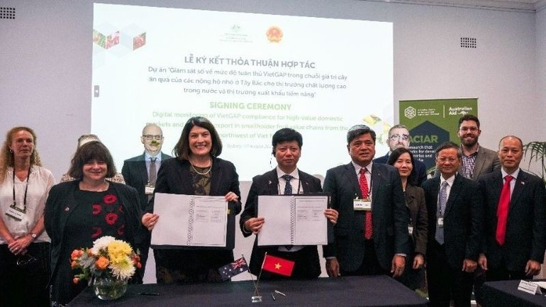 Professor Wendy Umberger, CEO of ACIAR, and Dr Pham Ngoc Mau, Deputy Director General of the Department of International Cooperation under the Ministry of Agriculture and Environment, sign a bilateral agreement on a new project to support fruit farmers in Northwest Viet Nam in digitising production for better market access. uc2.jpg