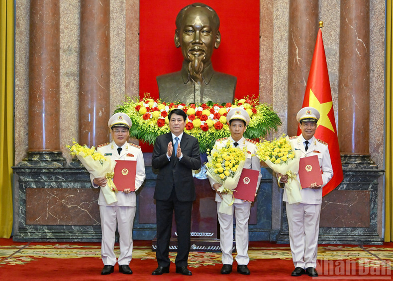 President Luong Cuong presents the decision on promotion to Senior Lieutenant General to Le Tan Toi, Le Van Tuyen, and Nguyen Van Long.