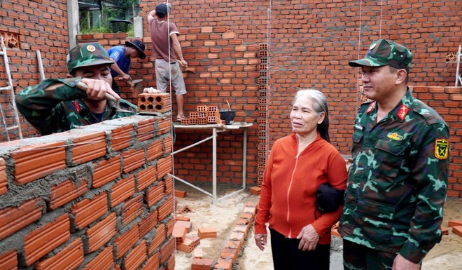 Soldiers of the Quang Ngai provincial Military Command build houses for residents in Tay Tra commune. (Photo: VNA)