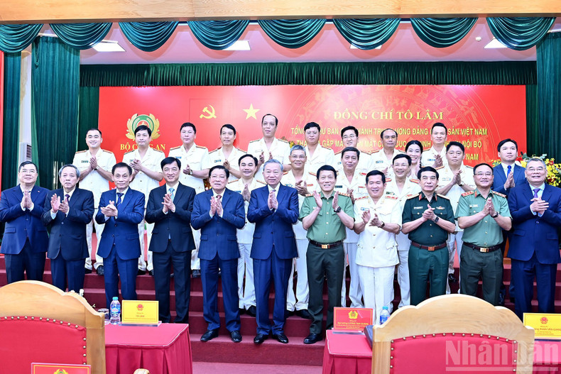 Party General Secretary To Lam and leaders of the Party and State, along with other delegates, participate in the meeting. l11.jpg