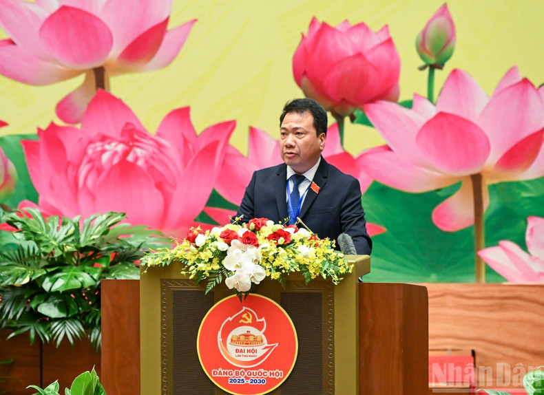 Deputy Chairman of the Committee on Legal and Judicial Affairs Ngo Trung Thanh delivers his remarks at the Congress.