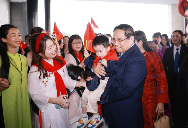 Embassy staff and representatives of the Vietnamese community in Kuwait welcome Prime Minister Pham Minh Chinh and his wife (Photo: VNA)