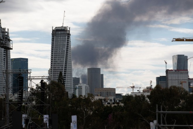Smoke rises above Tel Aviv after Iran launches retaliatory missiles into Israeli territory on February 28, 2026. (Photo: Xinhua/VNA)