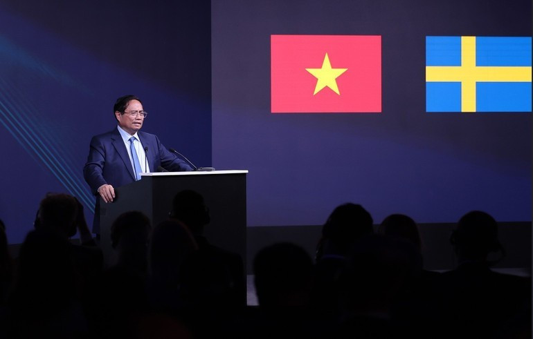 Prime Minister Pham Minh Chinh delivers a speech at the Viet Nam–Sweden Economic Forum. (Photo: VNA) thuy2.jpg