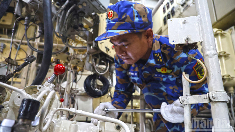 Cleaning, maintenance and technical inspection of the main engine aboard Ship 267.